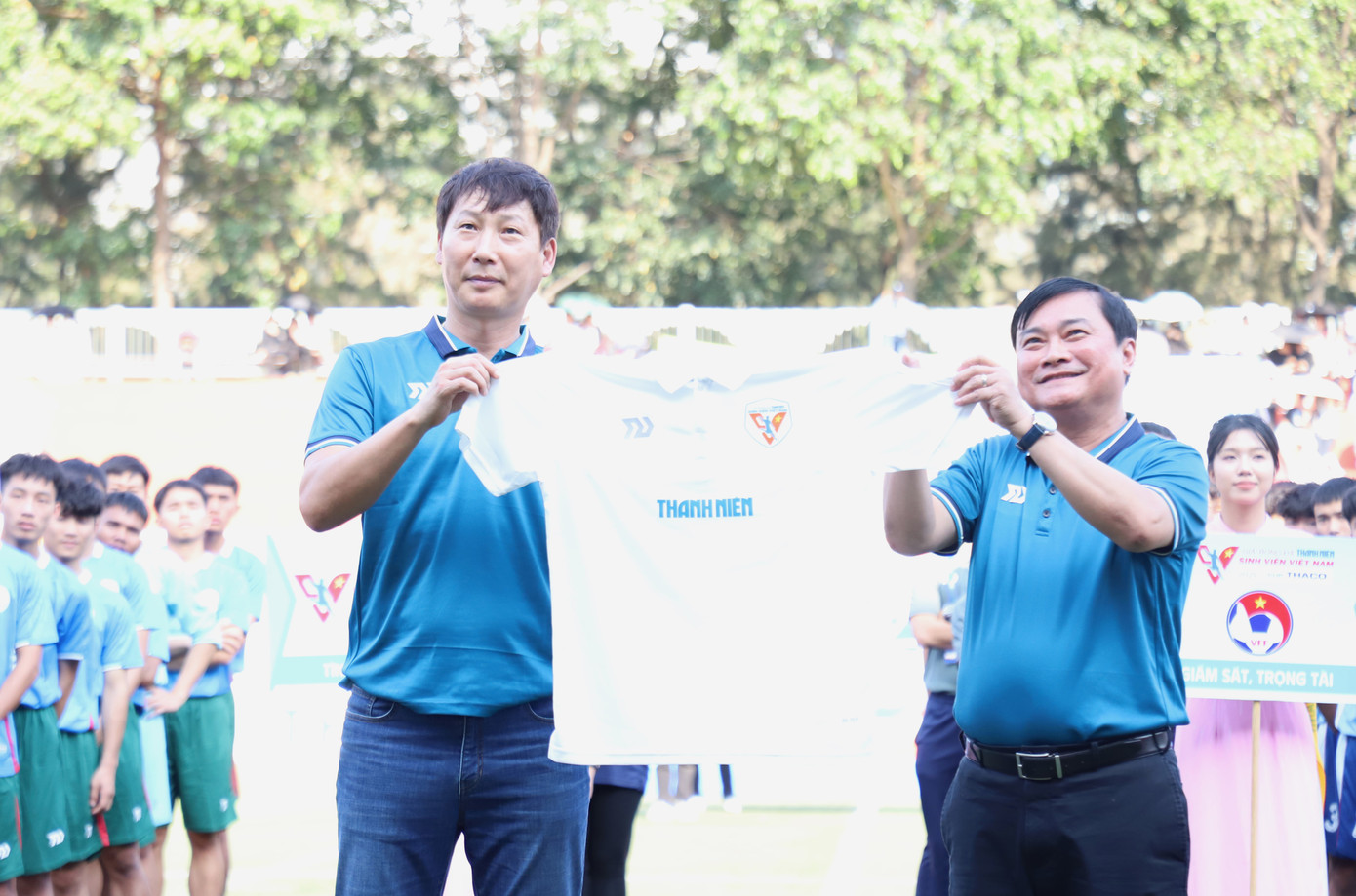 Nhà báo Nguyễn Ngọc Toàn trao chiếc áo để HLV Kim Sang Sik ký tặng và bán đấu giá phục vụ hoạt động thiện nguyện.