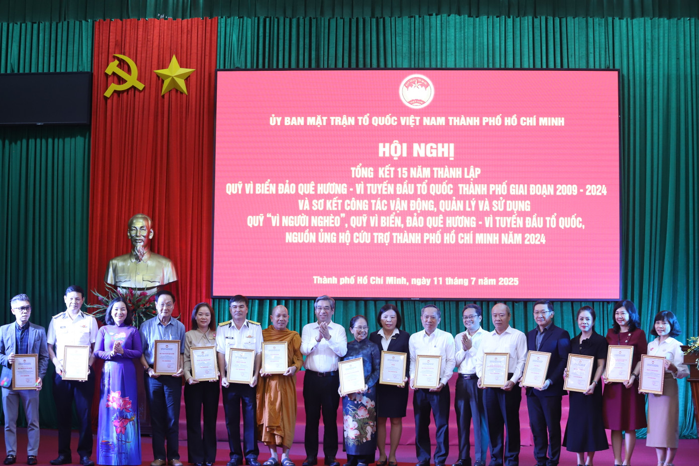 MTTQ TPHCM tiếp nhận sự ủng hộ của các tổ chức, cá nhân để chăm lo cho cán bộ, chiến sĩ ở vùng biển, đảo Tổ quốc cũng như thực hiện các chương trình an sinh xã hội thời gian tới. Ảnh: Ngô Tùng