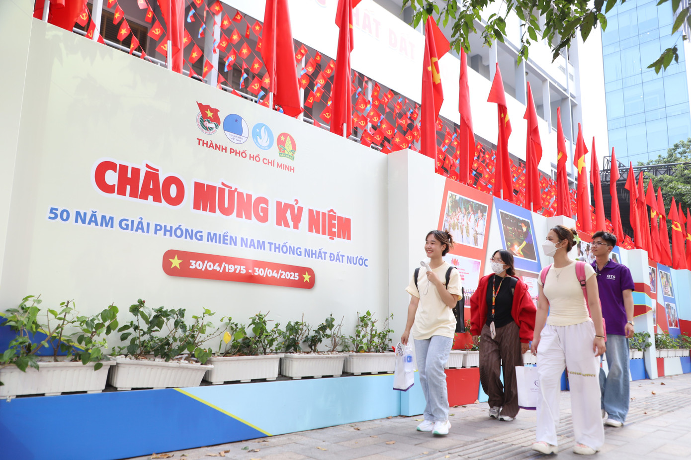 Không gian chào mừng kỷ niệm 50 năm Giải phóng miền Nam, thống nhất đất nước trước Trụ sở Thành Đoàn TPHCM. Không gian chào mừng kỷ niệm 50 năm Giải phóng miền Nam, thống nhất đất nước trước Trụ sở Thành Đoàn TPHCM.