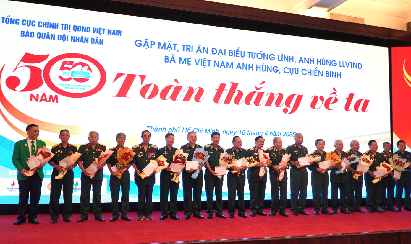 Đại diện Ban tổ chức tặng hoa tri ân những người anh hùng. Ảnh: Lê Vĩnh Đại diện Ban tổ chức tặng hoa tri ân những người anh hùng. Ảnh: Lê Vĩnh