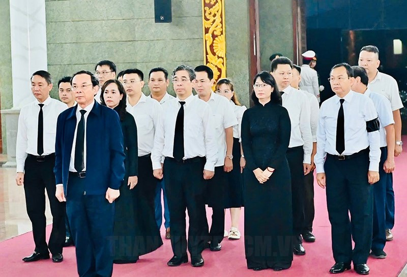 Đoàn đại biểu TPHCM viếng tang GS, TS. Phan Lương Cầm. Ảnh: Long Hồ. Đoàn đại biểu TPHCM viếng tang GS, TS. Phan Lương Cầm. Ảnh: Long Hồ.