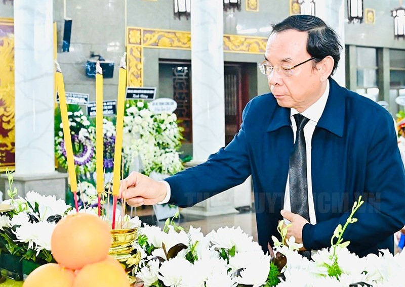 Bí thư Thành ủy TPHCM Nguyễn Văn Nên viếng GS.TS Phan Lương Cầm. Ảnh: Long Hồ. Bí thư Thành ủy TPHCM Nguyễn Văn Nên viếng GS.TS Phan Lương Cầm. Ảnh: Long Hồ.