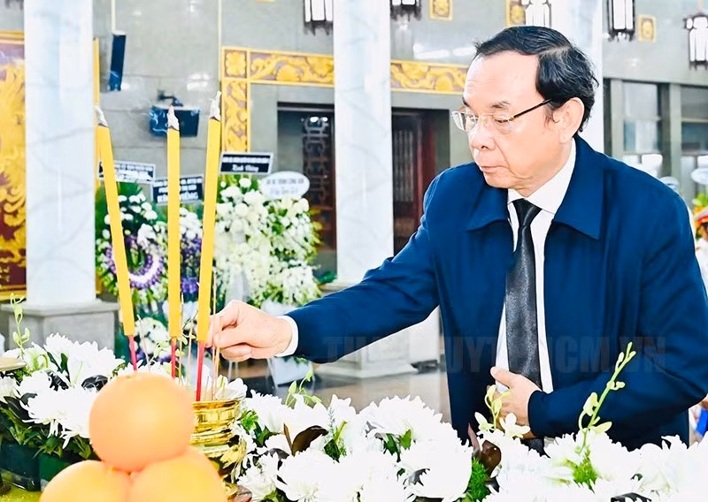 Bí thư Thành ủy TPHCM Nguyễn Văn Nên viếng GS.TS Phan Lương Cầm. Ảnh: Long Hồ. Bí thư Thành ủy TPHCM Nguyễn Văn Nên viếng GS.TS Phan Lương Cầm. Ảnh: Long Hồ.