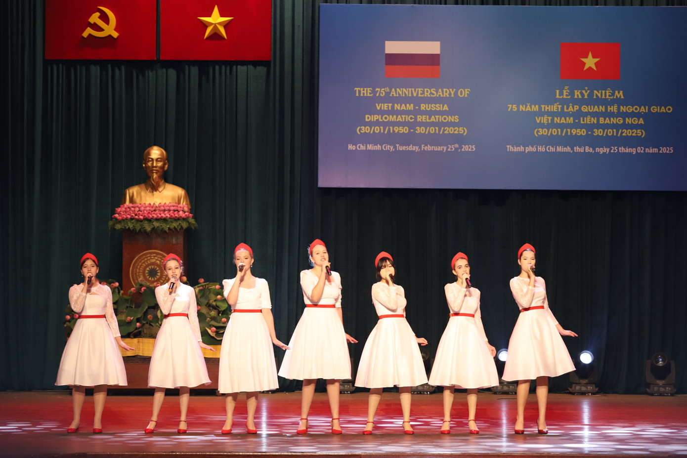 Biểu diễn văn nghệ tại lễ kỷ niệm. Ảnh: Ngô Tùng