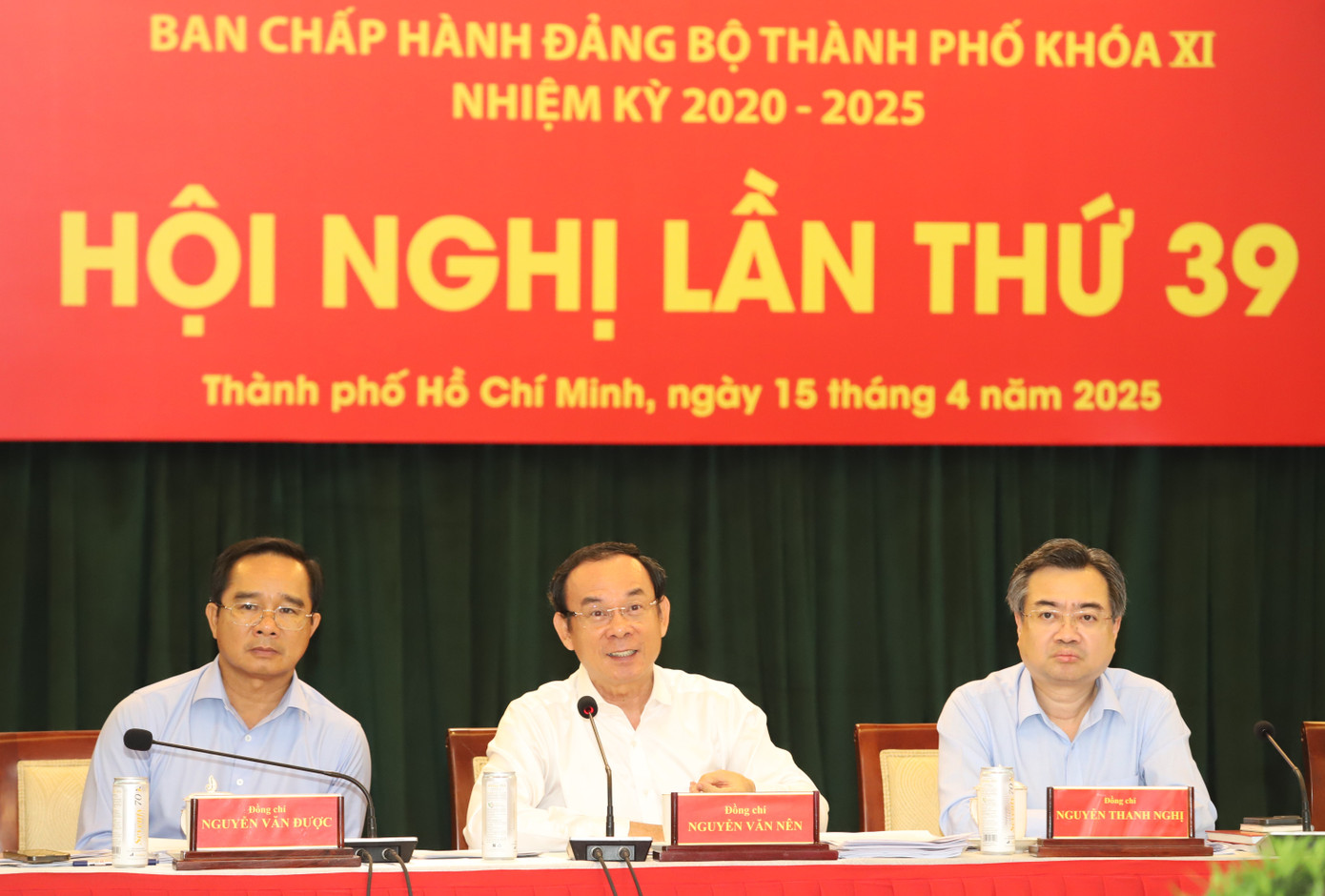 Bí thư Thành ủy TPHCM Nguyễn Văn Nên (giữa) chủ trì Hội nghị Ban Chấp hành lần thứ 39. Ảnh: Ngô Tùng Bí thư Thành ủy TPHCM Nguyễn Văn Nên (giữa) chủ trì Hội nghị Ban Chấp hành lần thứ 39. Ảnh: Ngô Tùng
