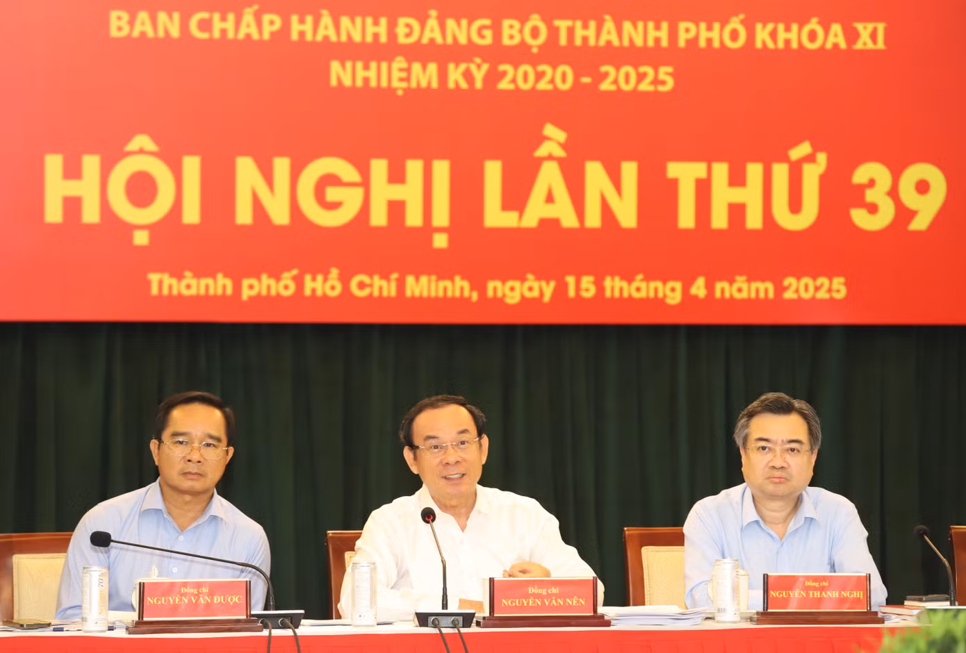 Bí thư Thành ủy TPHCM Nguyễn Văn Nên (giữa) chủ trì Hội nghị Ban Chấp hành lần thứ 39. Ảnh: Ngô Tùng