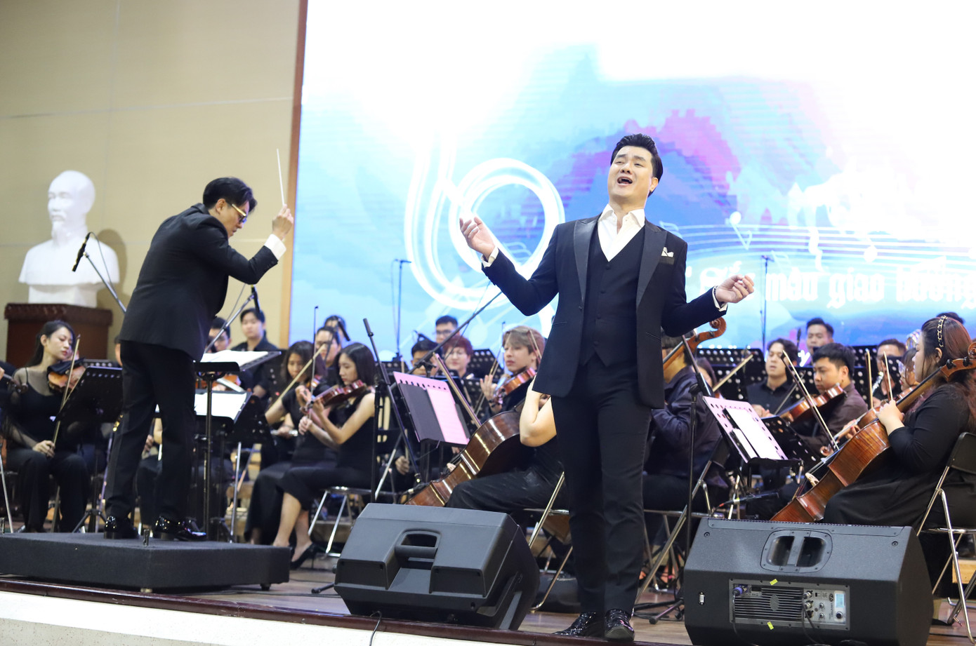 Bên cạnh thưởng thức các tác phẩm âm nhạc cổ điển nổi tiếng, các thầy cô và sinh viên được nhạc trưởng nổi tiếng này đã chia sẻ về dàn nhạc giao hưởng, các loại nhạc cụ trong dàn nhạc cũng như thông tin về các tác phẩm được trình diễn.