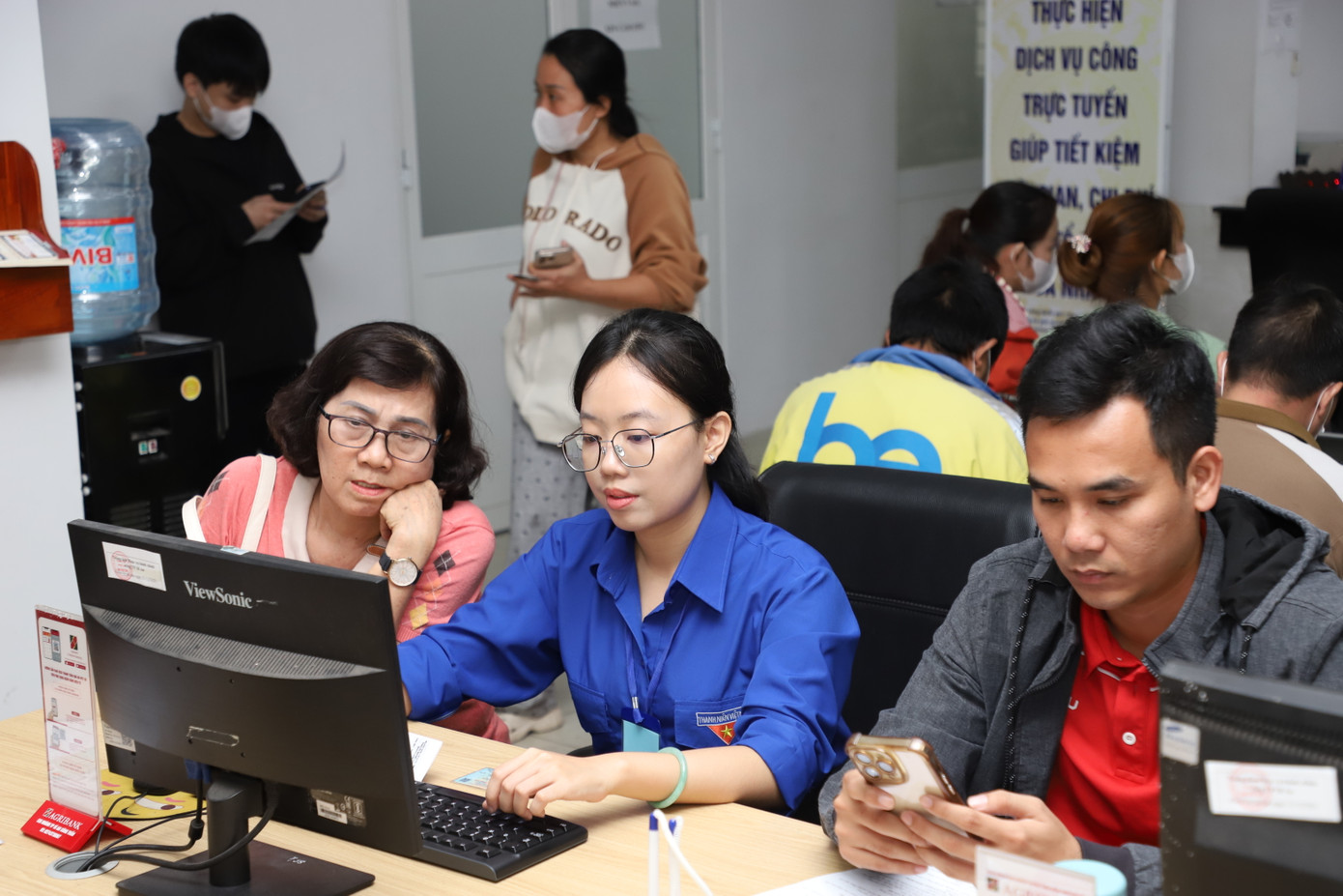 Các bạn đoàn viên thanh niên, sinh viên tham gia hỗ trợ giải quyết thủ tục hành chính tại phường Dĩ An, một trong những địa phương đông dân nhất TPHCM. Ảnh: Ngô Tùng