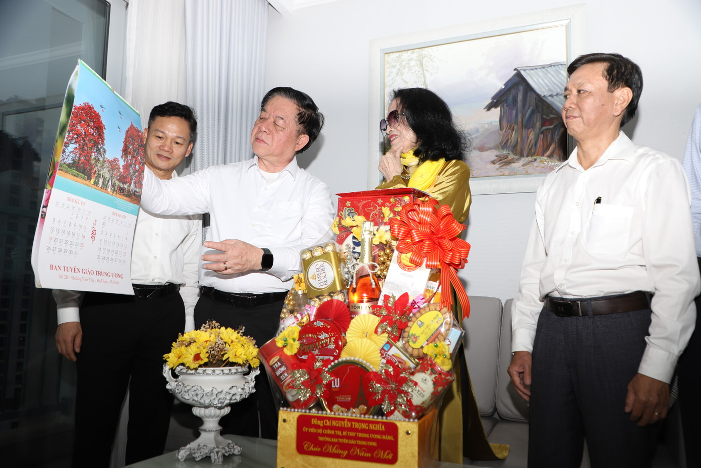 Trưởng ban Tuyên giáo Trung ương Nguyễn Trọng Nghĩa giới thiệu với NSND Trà Giang về ấn phẩm lịch năm 2025 với những tác phẩm ảnh thời sự - nghệ thuật về các thắng cảnh, sự kiện trọng đại thời gian qua. Trưởng ban Tuyên giáo Trung ương Nguyễn Trọng Nghĩa giới thiệu với NSND Trà Giang về ấn phẩm lịch năm 2025 với những tác phẩm ảnh thời sự - nghệ thuật về các thắng cảnh, sự kiện trọng đại thời gian qua.