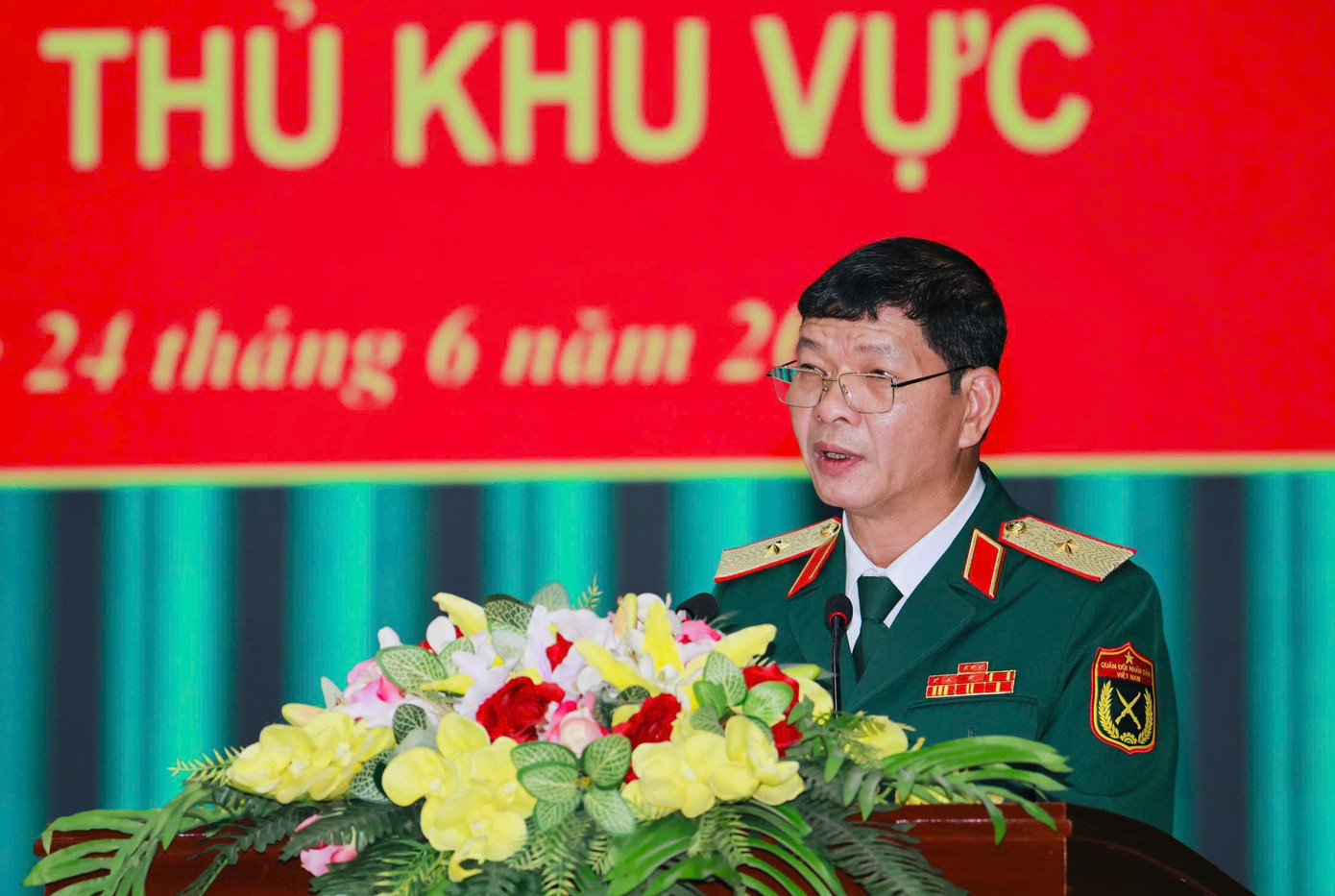 Thiếu tướng Lê Ngọc Hải, Phó Tham mưu trưởng Quân khu 7 công bố các quyết định của Bộ trưởng Bộ Quốc phòng. Ảnh: Lê Trầm Thiếu tướng Lê Ngọc Hải, Phó Tham mưu trưởng Quân khu 7 công bố các quyết định của Bộ trưởng Bộ Quốc phòng. Ảnh: Lê Trầm