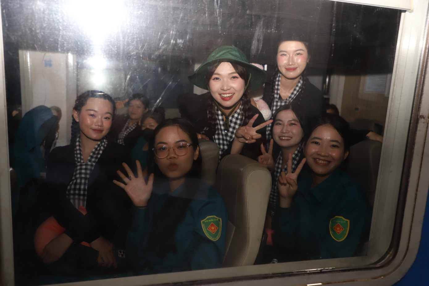 Các cô gái chụp ảnh lưu niệm trước giờ đi tàu ra Thủ đô Hà Nội.