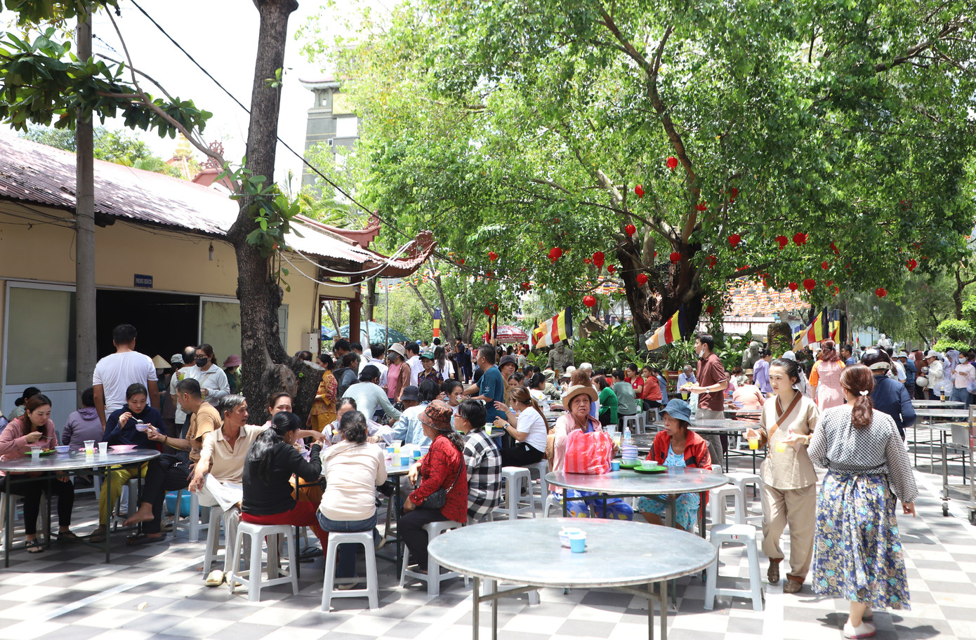 Bà con nhân dân hoan hỷ dùng cơm trong khuôn viên chùa.