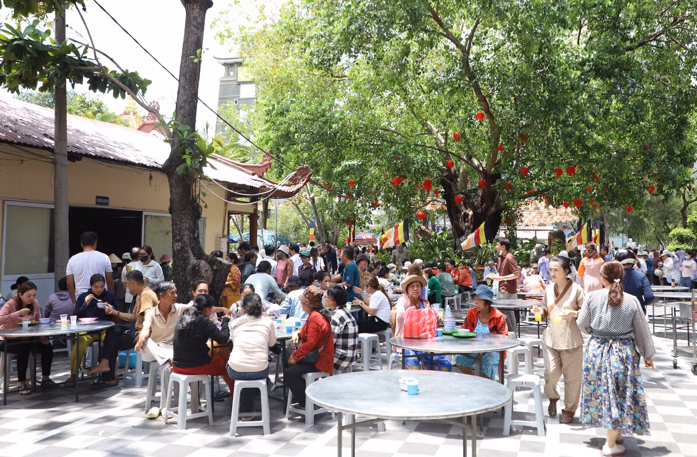Bà con nhân dân hoan hỷ dùng cơm trong khuôn viên chùa.