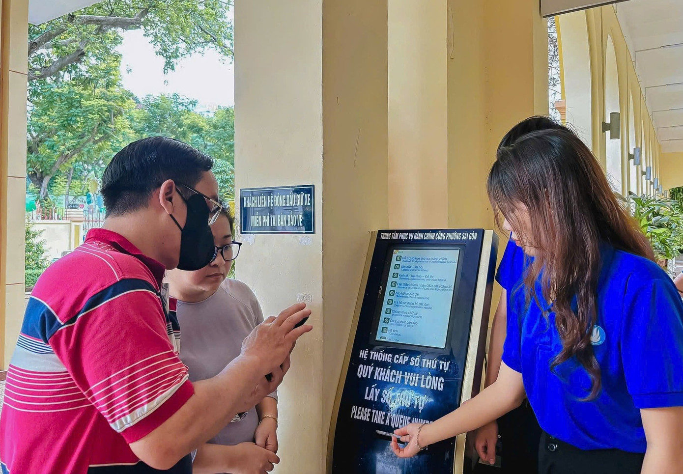 Bạn trẻ có mặt tại các trung tâm phục vụ hành chính công hỗ trợ người dân. Ảnh: Thành Đoàn TPHCM.