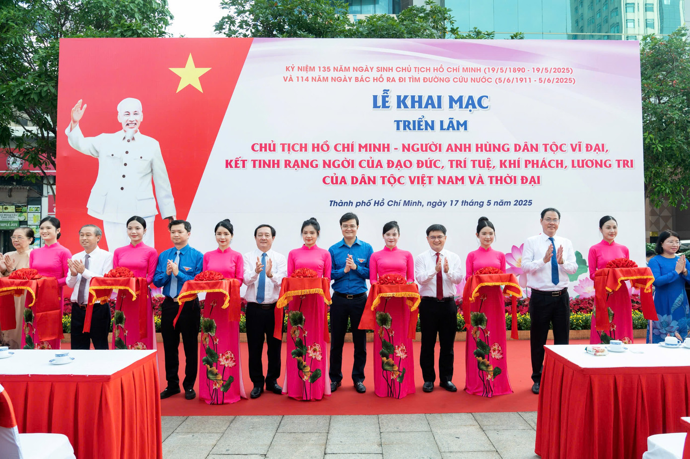 Lãnh đạo Ban Tuyên giáo và Dân vận Trung ương, Trung ương Đoàn và TPHCM thực hiện nghi thức cắt băng khai mạc triển lãm nhân kỷ niệm 135 Ngày sinh Chủ tịch Hồ Chí Minh và 114 năm Ngày Bác Hồ ra đi tìm đường cứu nước, tại Phố đi bộ Nguyễn Huệ (quận 1, TPHCM). Ảnh: Quốc Thanh Lãnh đạo Ban Tuyên giáo và Dân vận Trung ương, Trung ương Đoàn và TPHCM thực hiện nghi thức cắt băng khai mạc triển lãm nhân kỷ niệm 135 Ngày sinh Chủ tịch Hồ Chí Minh và 114 năm Ngày Bác Hồ ra đi tìm đường cứu nước, tại Phố đi bộ Nguyễn Huệ (quận 1, TPHCM). Ảnh: Quốc Thanh