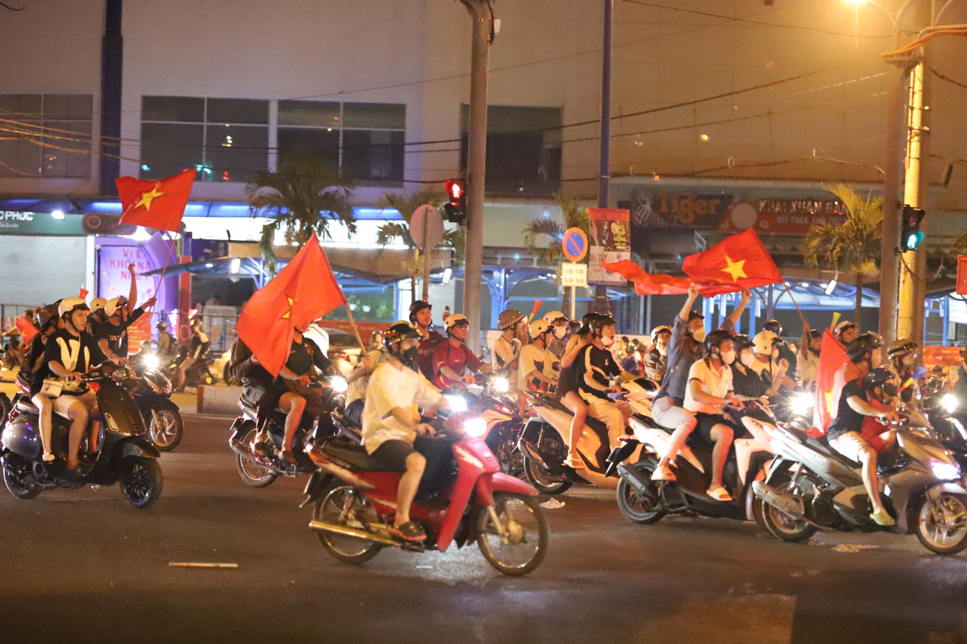 Ngay sau chiến thắng của tuyển Việt Nam trên đất Thái Lan trong trận Chung kết kịch tích giải đấu ASEAN Cup vào tối 5/1, đông đảo cổ động viên Việt Nam ở quê nhà đã đổ ra đường ăn mừng thành tích của đội nhà. Ghi nhận tại ngã tư Thủ Đức, TP Thủ Đức, TPHCM, hàng nghìn người hâm mộ từ các hướng di chuyển vào trung tâm TPHCM để chung vui cùng đội tuyển.
