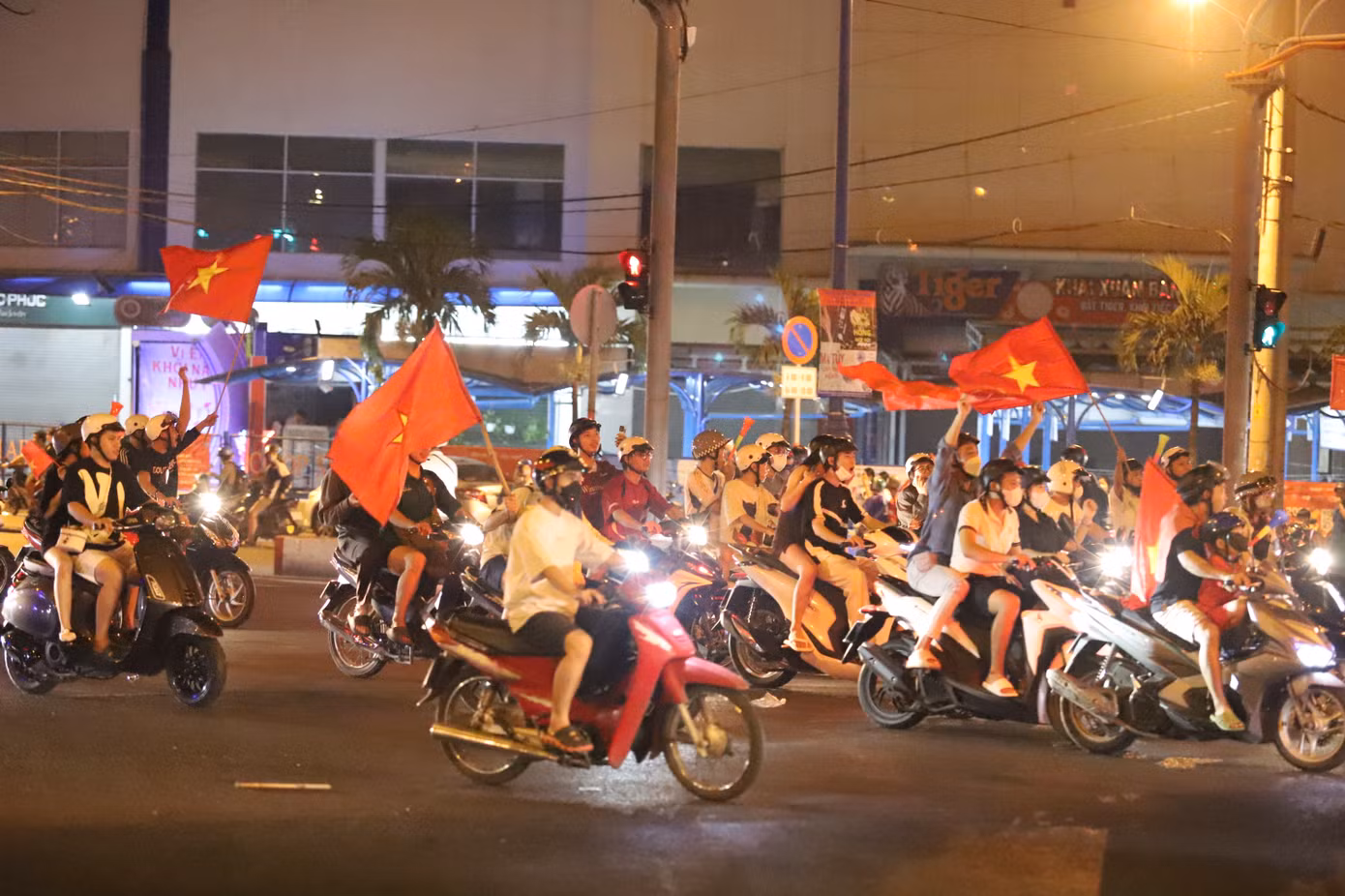 Ngay sau chiến thắng của tuyển Việt Nam trên đất Thái Lan trong trận Chung kết kịch tích giải đấu ASEAN Cup vào tối 5/1, đông đảo cổ động viên Việt Nam ở quê nhà đã đổ ra đường ăn mừng thành tích của đội nhà. Ghi nhận tại ngã tư Thủ Đức, TP Thủ Đức, TPHCM, hàng nghìn người hâm mộ từ các hướng di chuyển vào trung tâm TPHCM để chung vui cùng đội tuyển.