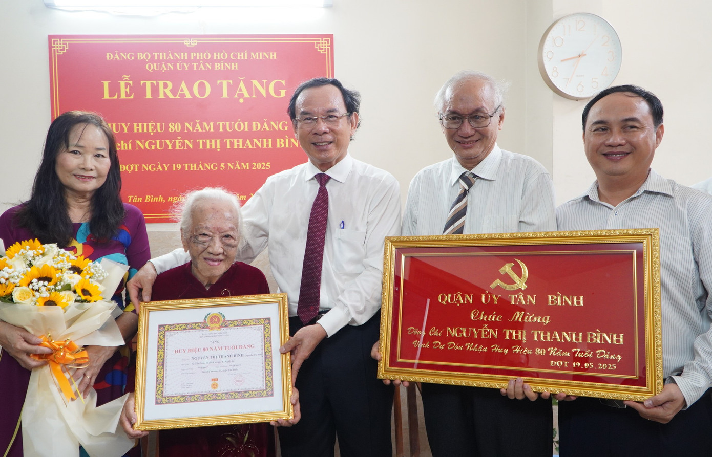 Bí thư Thành ủy TPHCM Nguyễn Văn Nên trao Huy hiệu 80 năm tuổi Đảng tặng bà Nguyễn Thị Thanh Bình.