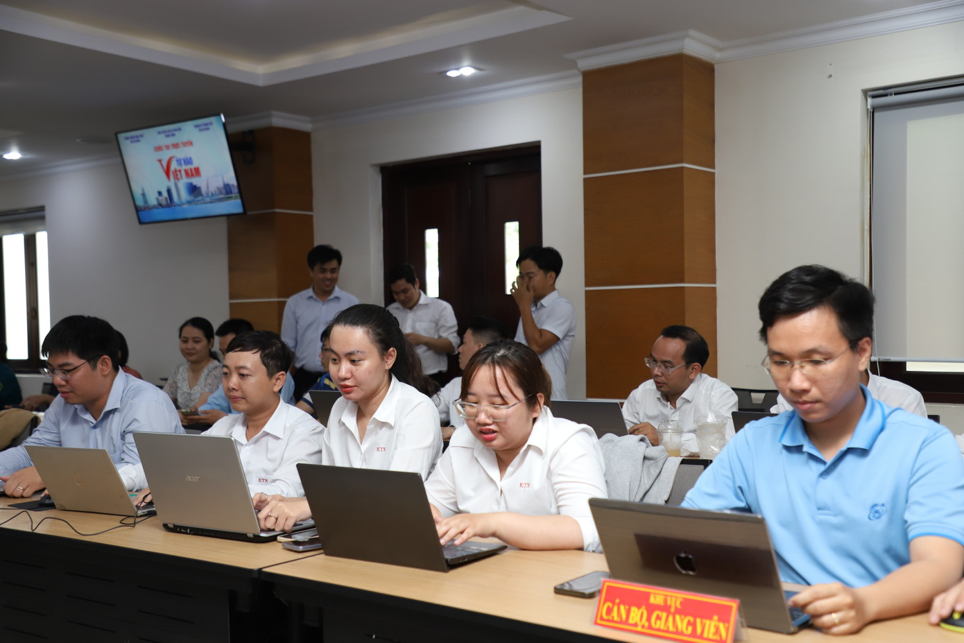 Bạn trẻ tranh tài thi trắc nghiệm trực tuyến cuộc thi “Tự hào Việt Nam”. Ảnh: Ngô Tùng