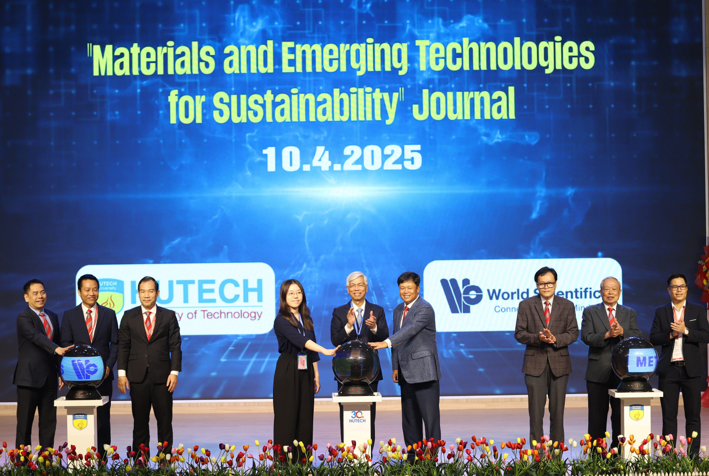 Lãnh đạo TPHCM cùng các đại biểu thực hiện ra mắt tạp chí METS. Ảnh: Ngô Tùng Lãnh đạo TPHCM cùng các đại biểu thực hiện ra mắt tạp chí METS. Ảnh: Ngô Tùng