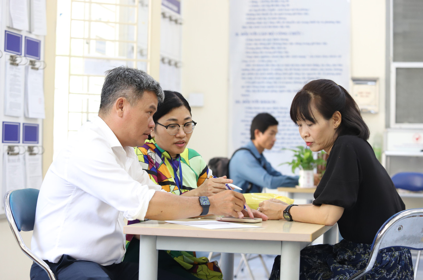 Cán bộ, công chức Sở Văn hóa và Thể thao (mới) giải quyết hồ sơ, thủ tục cho người dân. Ảnh: Ngô Tùng Cán bộ, công chức Sở Văn hóa và Thể thao (mới) giải quyết hồ sơ, thủ tục cho người dân. Ảnh: Ngô Tùng