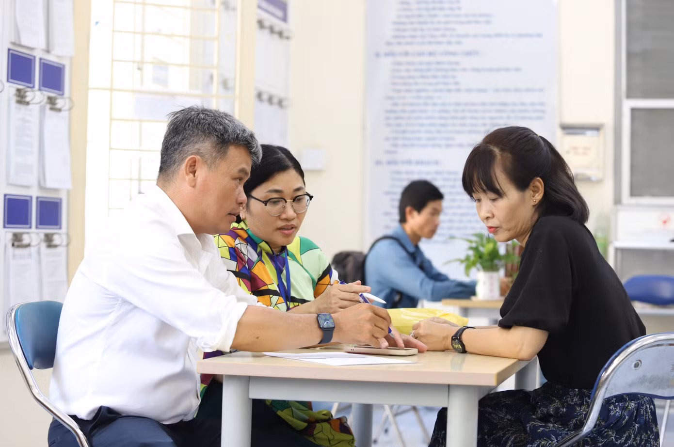 Cán bộ, công chức Sở Văn hóa và Thể thao (mới) giải quyết hồ sơ, thủ tục cho người dân. Ảnh: Ngô Tùng