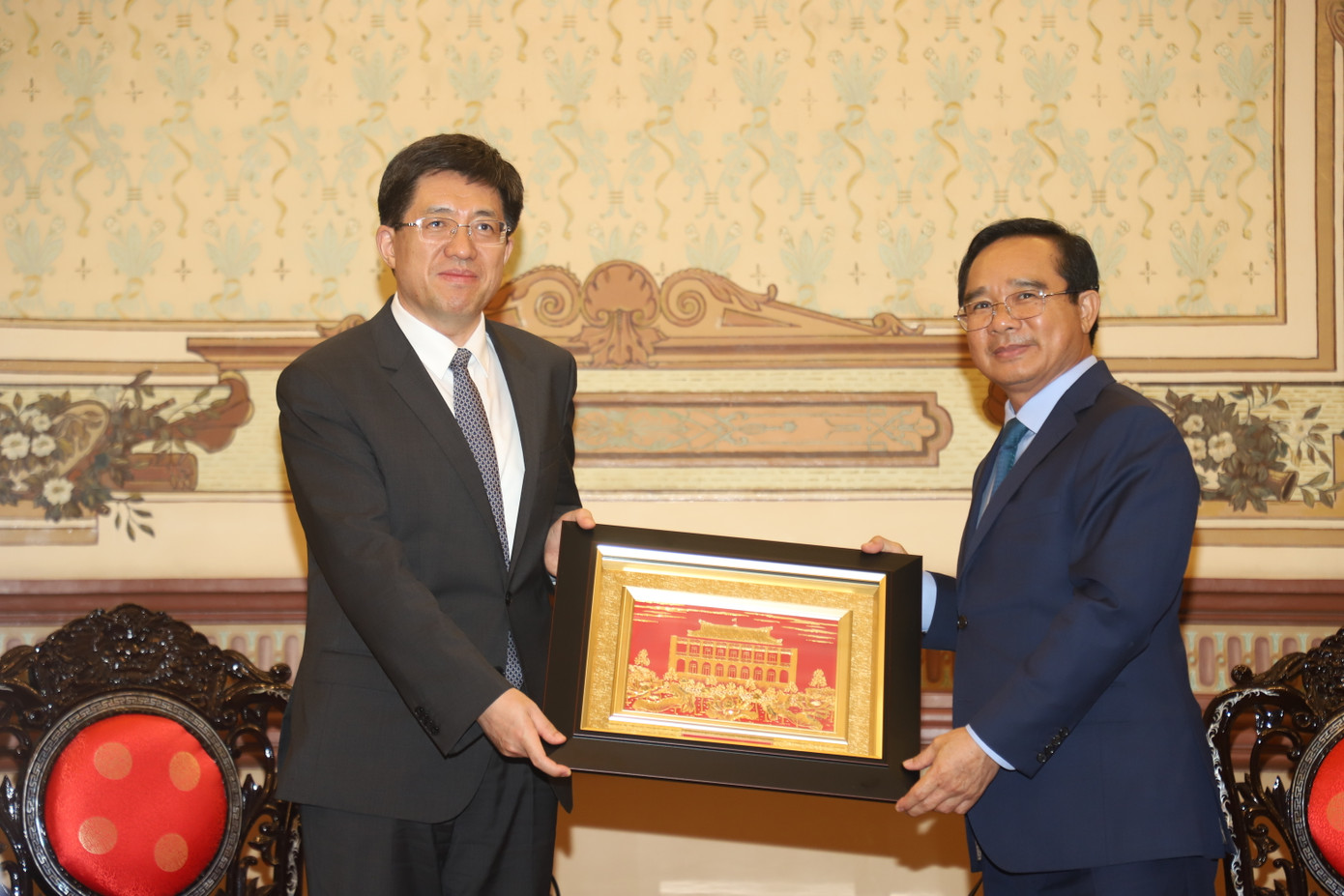 Anh A Đông và Chủ tịch UBND TPHCM Nguyễn Văn Được tặng quà lưu niệm tại buổi gặp. Anh A Đông và Chủ tịch UBND TPHCM Nguyễn Văn Được tặng quà lưu niệm tại buổi gặp.