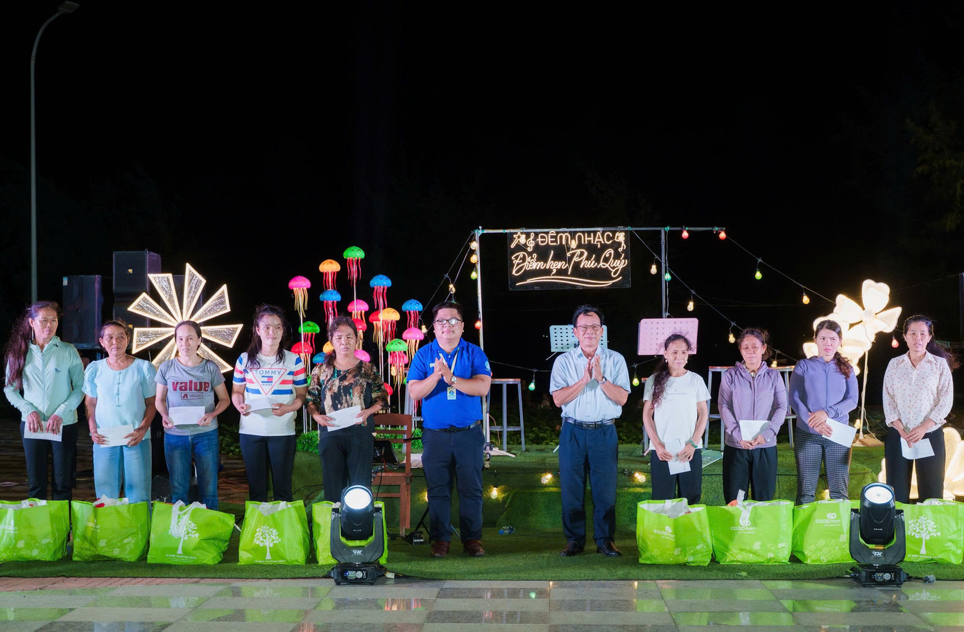 Ông Lê Hồng Lợi - Phó Bí thư Thường trực Huyện ủy, Chủ tịch HĐND huyện Phú Quý và anh Lê Đức Đạt, Phó Chủ tịch Hội Sinh viên Việt Nam TPHCM trao quà đến bà con. Ông Lê Hồng Lợi - Phó Bí thư Thường trực Huyện ủy, Chủ tịch HĐND huyện Phú Quý và anh Lê Đức Đạt, Phó Chủ tịch Hội Sinh viên Việt Nam TPHCM trao quà đến bà con.