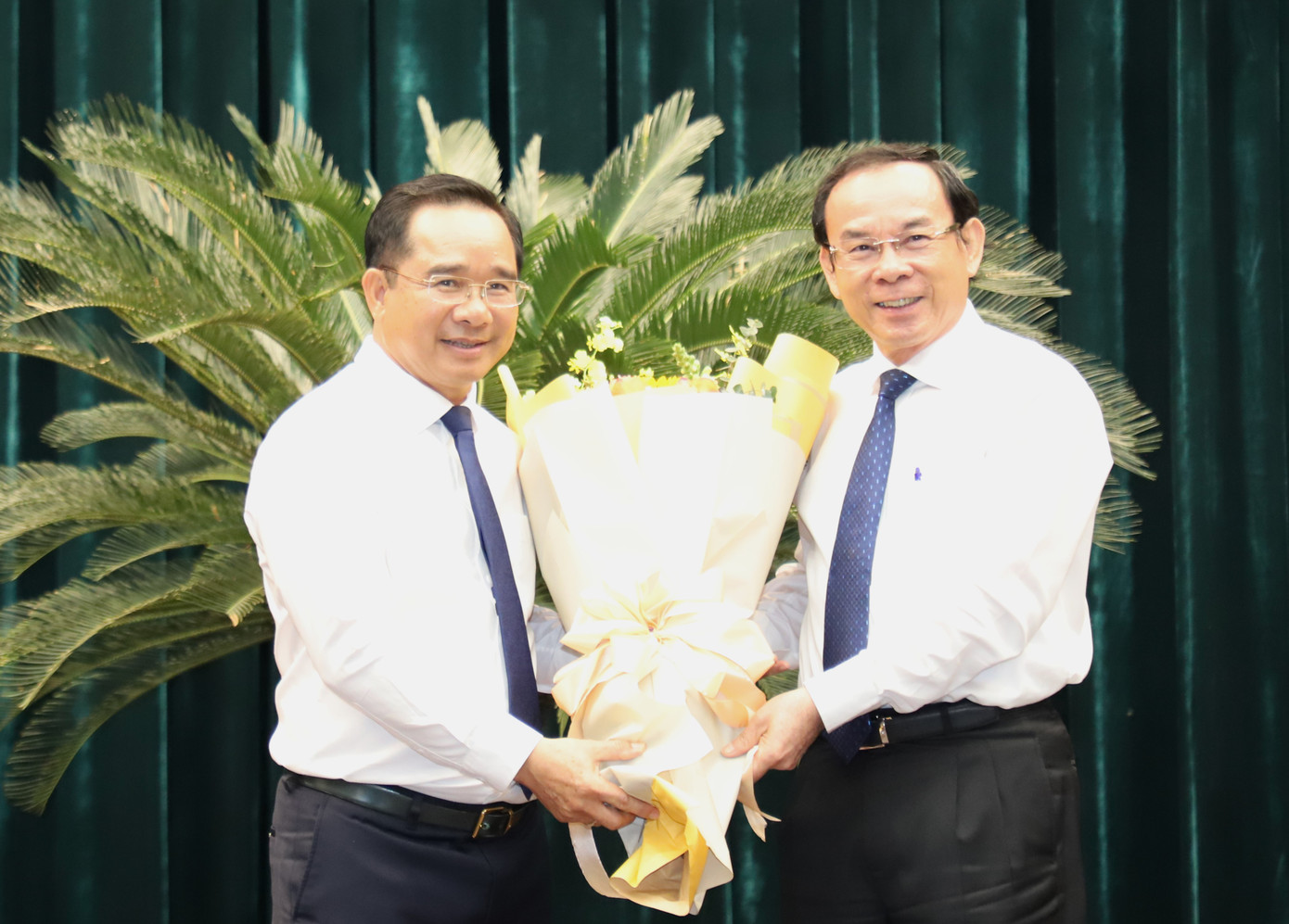 Bí thư Thành ủy TPHCM Nguyễn Văn Nên tặng hoa chúc mừng ông Nguyễn Văn Được giữ nhiệm vụ Chủ tịch UBND TPHCM.