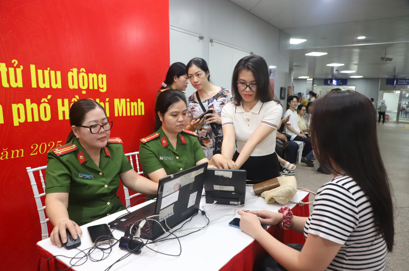 Theo quan sát, việc cấp tài khoản định danh này diễn ra trong khoảng 3-5 phút mỗi trường hợp, gồm việc thu thập thông tin cá nhân, lấy mống mắt, chụp ảnh, lăn tay... Sau các thủ tục, người dân chỉ cần đợi hệ thống trả về tin nhắn để xác thực và chính thức được cấp mã định danh.