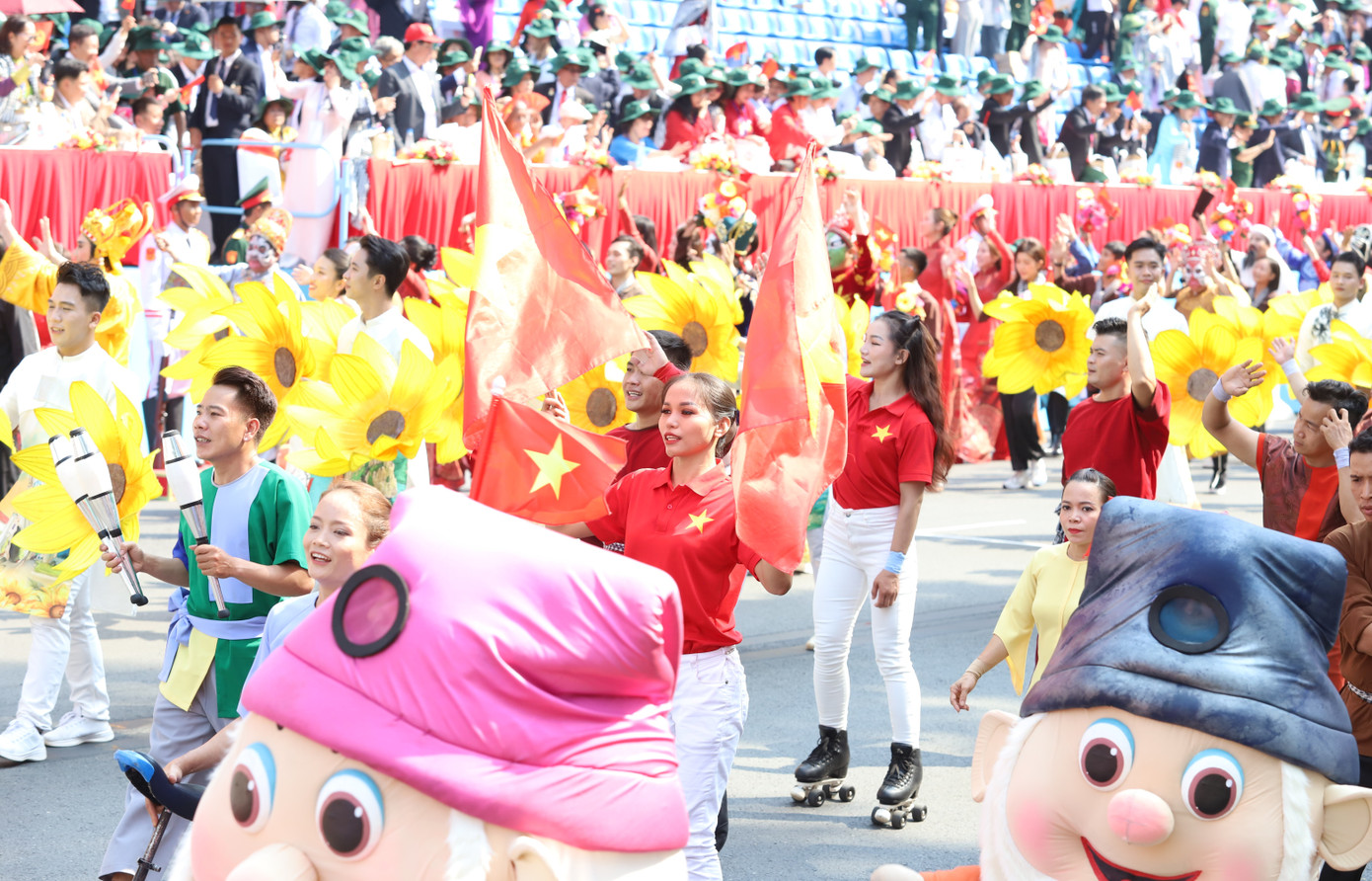 Các nữ diễn viên xiếc Nguyễn Hồng Trúc Vi, Thanh Hoa trong đoàn diễu hành thuộc khối Văn hóa, Thể thao.