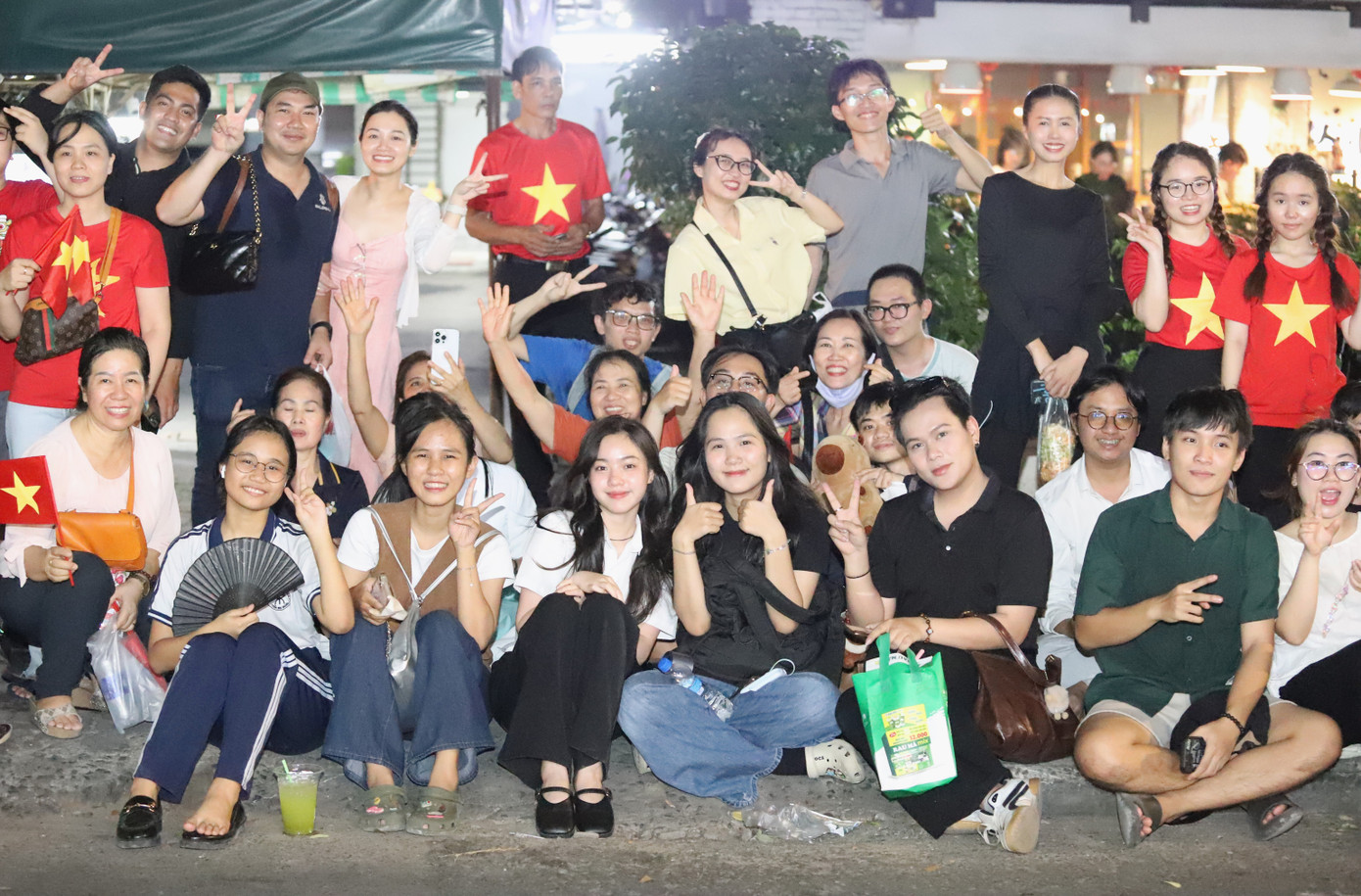 Trong đêm sơ duyệt, hàng nghìn bạn trẻ đã tề tựu khắp các tuyến đường trung tâm để theo dõi, chào đón các đoàn diễu binh, diễu hành đi ngang qua.