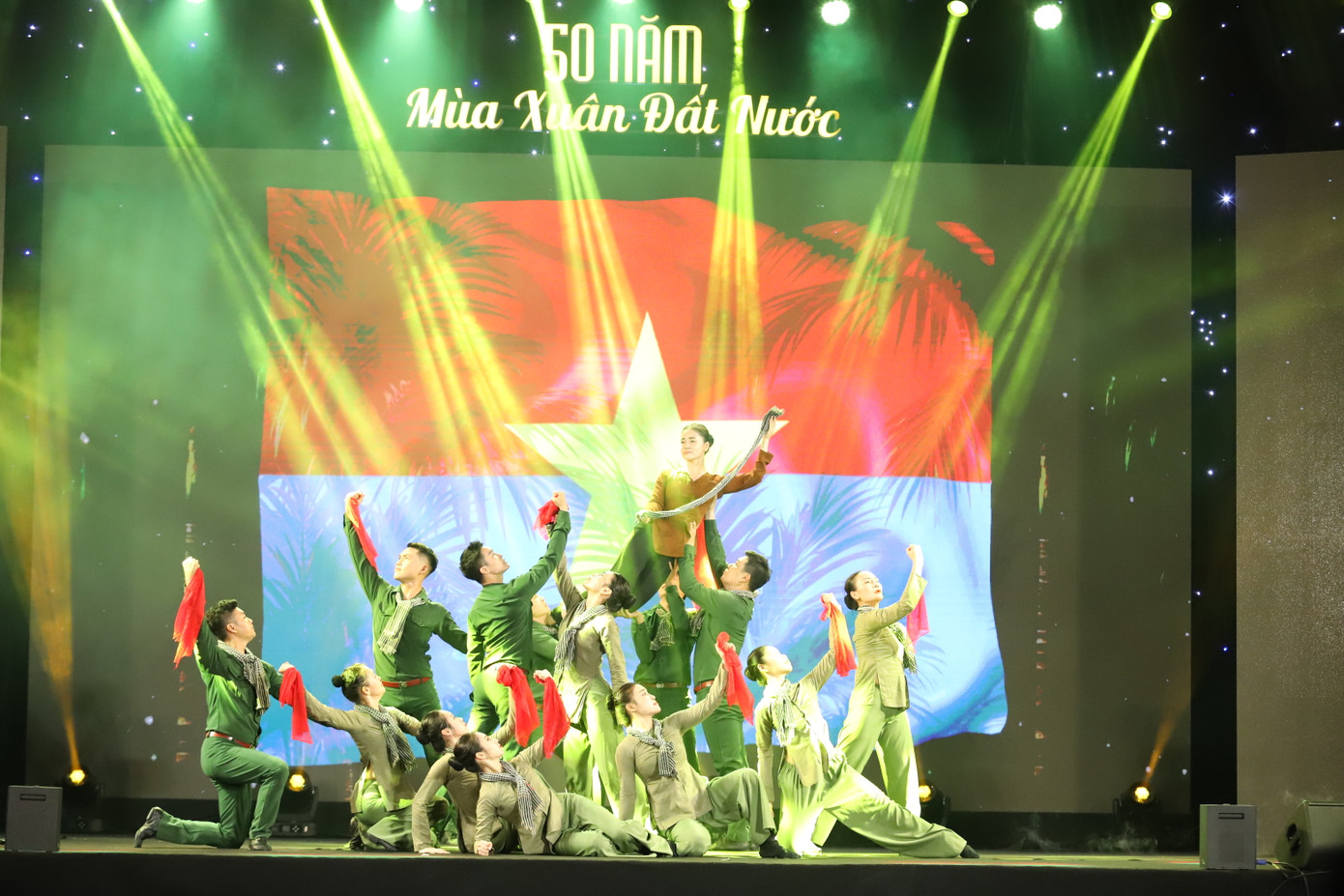 Đêm nghệ thuật diễn ra với các bài ca đi cùng năm tháng kháng chiến chống Mỹ, cứu nước, thời kỳ đổi mới và một số sáng tác mới. Đêm nghệ thuật diễn ra với các bài ca đi cùng năm tháng kháng chiến chống Mỹ, cứu nước, thời kỳ đổi mới và một số sáng tác mới.