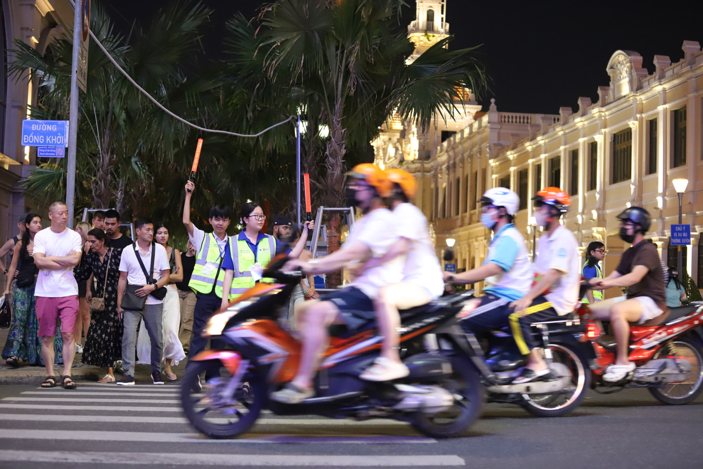 Tinh thần xung kích, năng nổ của các bạn trẻ không chỉ tạo sự an toàn, trật tự về giao thông đô thị mà còn đem đến hình ảnh một TPHCM thân thiện, mến khách, văn minh, nghĩa tình trong mắt bạn bè quốc tế khi đến thành phố.