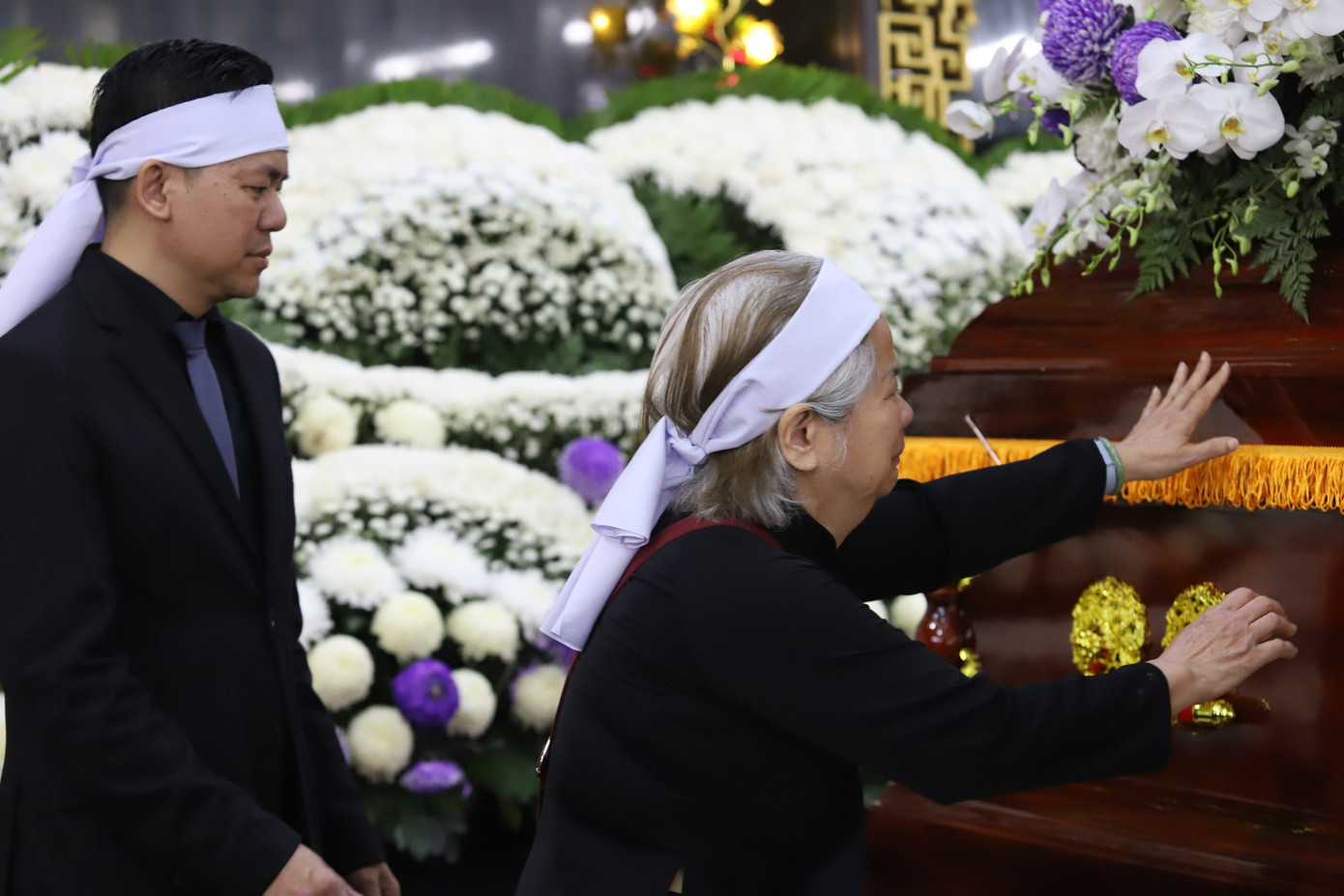 Thân quyến cùng đại diện các cơ quan, ban ngành Trung ương, TPHCM thắp hương tiễn biệt GS.TS Phan Lương Cầm. Thân quyến cùng đại diện các cơ quan, ban ngành Trung ương, TPHCM thắp hương tiễn biệt GS.TS Phan Lương Cầm.