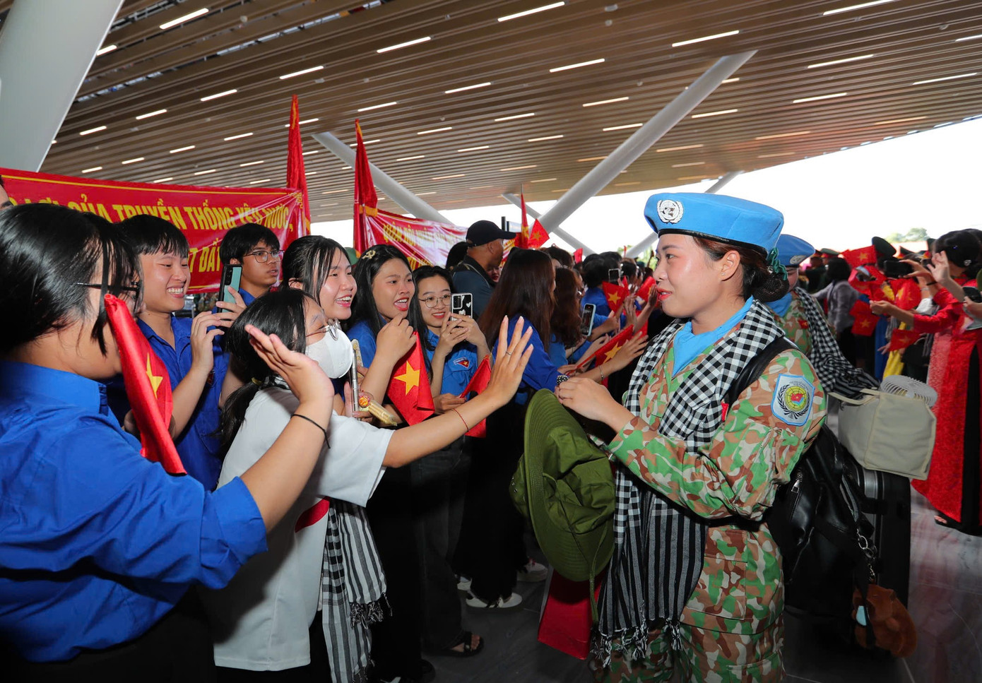 Các nữ quân nhân được người dân, bạn trẻ chào đón nồng nhiệt trước khi lên máy bay trở về đơn vị sau khi hoàn thành xuất sắc nhiệm vụ phục vụ Lễ kỷ niệm 50 năm Ngày Giải phóng miền Nam, thống nhất đất nước.