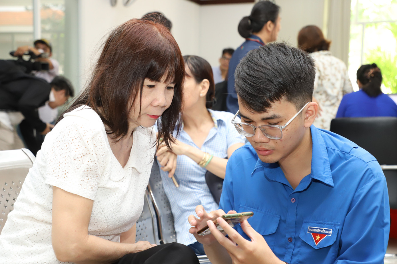 Bạn trẻ hướng dẫn người dân thực hiện các thủ tục hành chính đơn giản trên môi trường số. Bạn trẻ hướng dẫn người dân thực hiện các thủ tục hành chính đơn giản trên môi trường số.