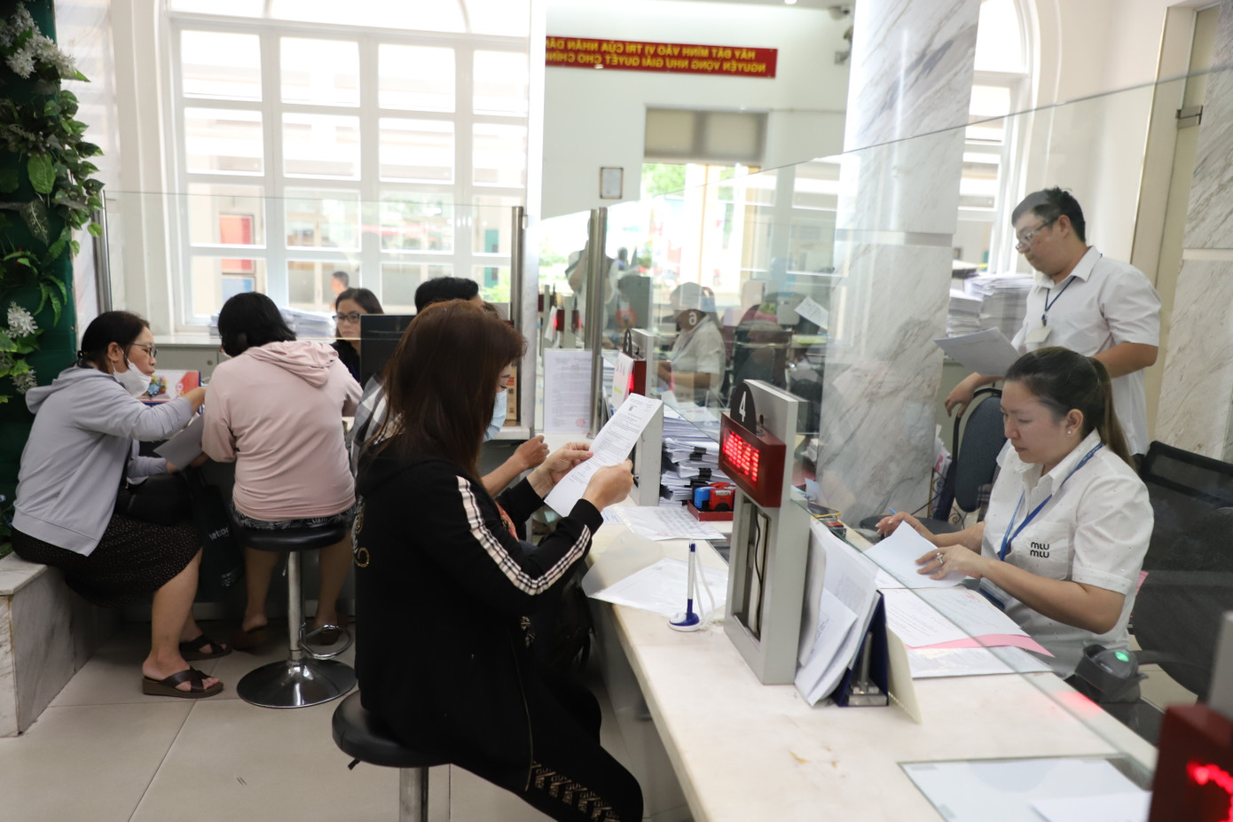 Người dân làm các thủ tục giấy tờ tại UBND phường Sài Gòn (UBND quận 1). Ảnh: Ngô Tùng