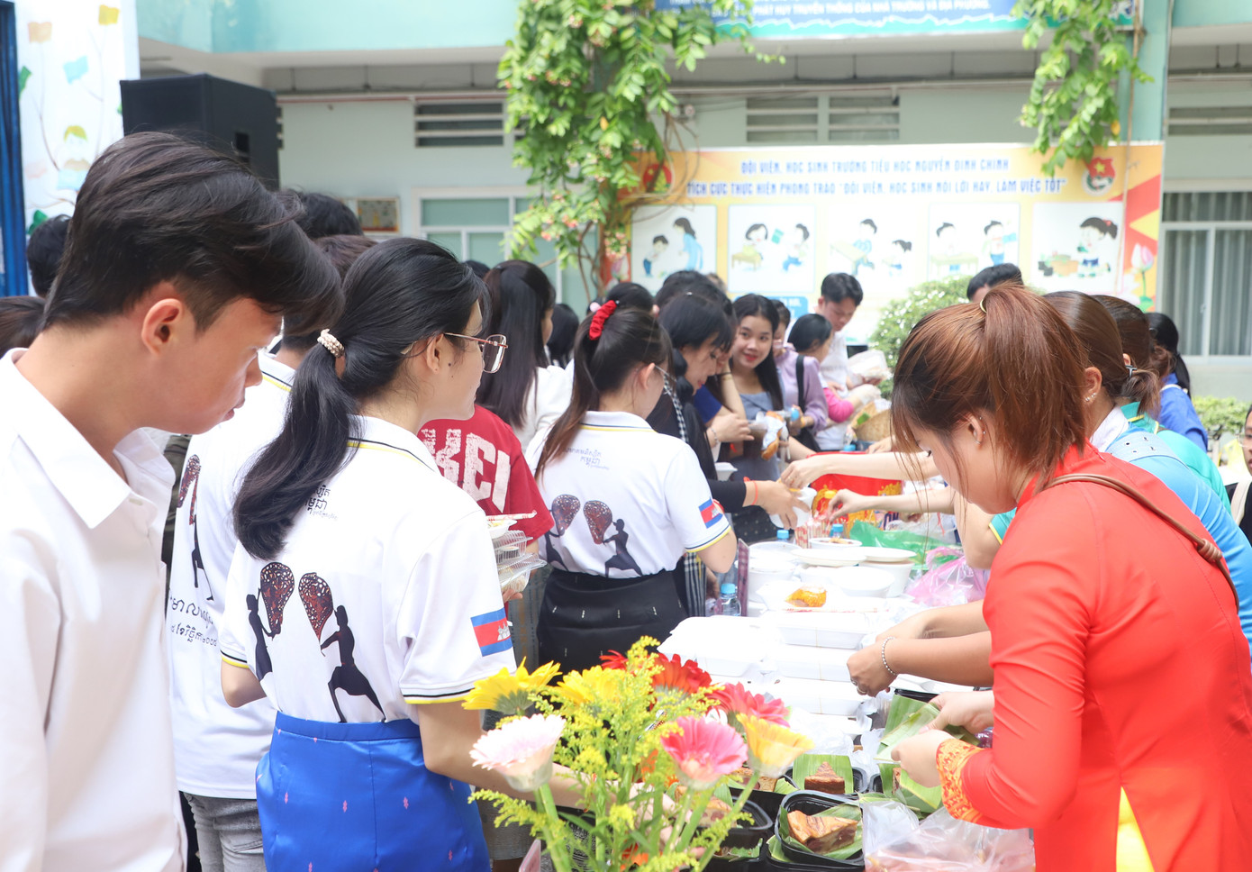 Tại lễ hội, các bạn trẻ ba nước Việt Nam, Lào, Campuchia cùng thưởng thức các tiết mục văn nghệ truyền thống; tham gia tiệc ẩm thực... trong không khí thắm tình hữu nghị, vui tươi. Ảnh: Ngô Tùng Tại lễ hội, các bạn trẻ ba nước Việt Nam, Lào, Campuchia cùng thưởng thức các tiết mục văn nghệ truyền thống; tham gia tiệc ẩm thực... trong không khí thắm tình hữu nghị, vui tươi. Ảnh: Ngô Tùng