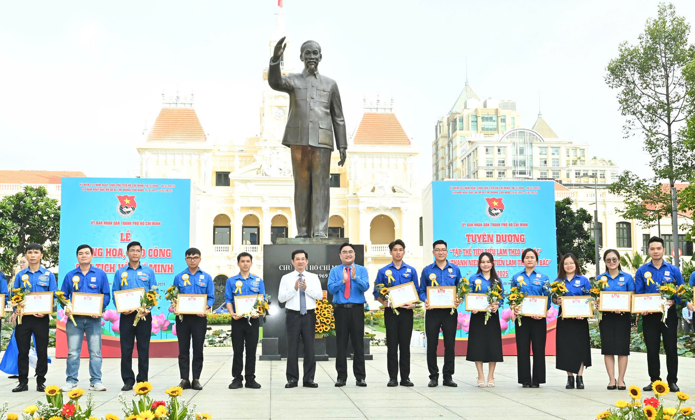 Phó Chủ tịch Thường trực UBND TPHCM Dương Ngọc Hải và Bí thư Thành Đoàn TPHCM Ngô Minh Hải tặng giấy khen cho đại diện các tập thể tiêu biểu làm theo lời Bác.
