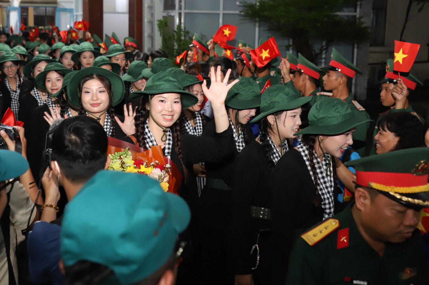 Các thiếu nữ thuộc khối Nữ du kích miền Nam rạng rỡ lên đường sẵn sàng tham gia nhiệm vụ diễu binh trong Lễ kỷ niệm 80 năm Cách mạng tháng Tám thành công và Quốc khánh nước Cộng hòa xã hội chủ nghĩa Việt Nam.