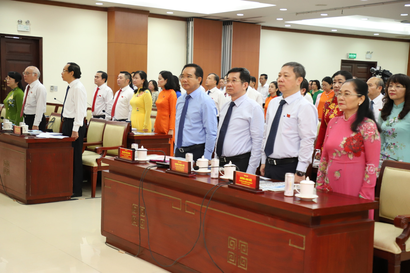 Lãnh đạo TPHCM và các đại biểu thực hiện nghi thức chào cờ khai mạc kỳ họp. Ảnh: Ngô Tùng