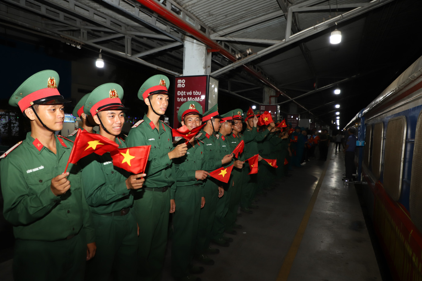 Người thân và các chiến sĩ, bạn trẻ đến cổ vũ và tiễn đoàn đi làm nhiệm vụ.