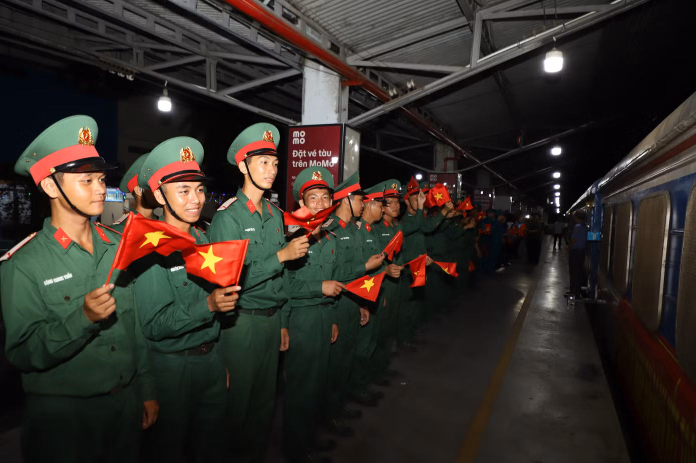 Người thân và các chiến sĩ, bạn trẻ đến cổ vũ và tiễn đoàn đi làm nhiệm vụ.