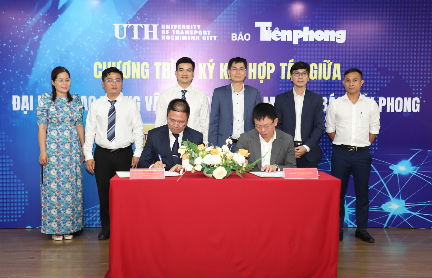 PGS.TS Nguyễn Xuân Phương và nhà báo Phùng Công Sưởng ký kết hợp tác.