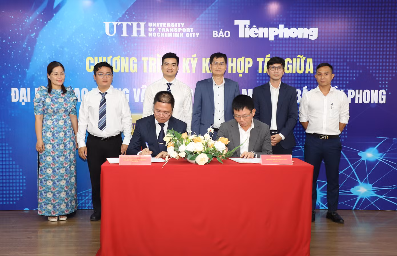 PGS.TS Nguyễn Xuân Phương và nhà báo Phùng Công Sưởng ký kết hợp tác.