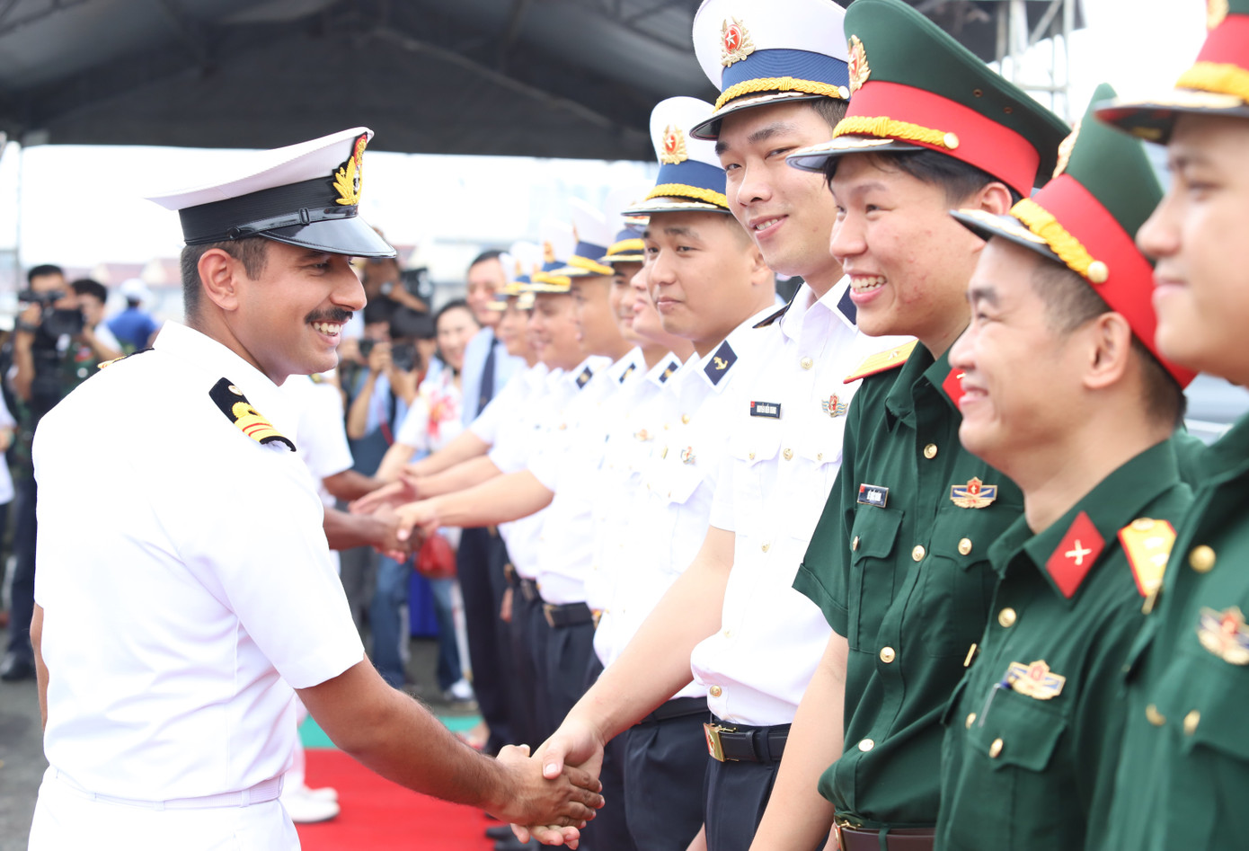 Thành viên tàu Hải quân Ấn Độ INS Darshak gặp gỡ cán bộ, chiến sĩ phía Việt Nam. Thành viên tàu Hải quân Ấn Độ INS Darshak gặp gỡ cán bộ, chiến sĩ phía Việt Nam.