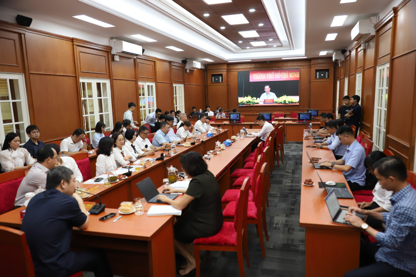 TPHCM đang ráo riết hoàn thiện mọi việc để chính quyền 2 cấp chính thức hoạt động từ 1/7 tới. TPHCM đang ráo riết hoàn thiện mọi việc để chính quyền 2 cấp chính thức hoạt động từ 1/7 tới.