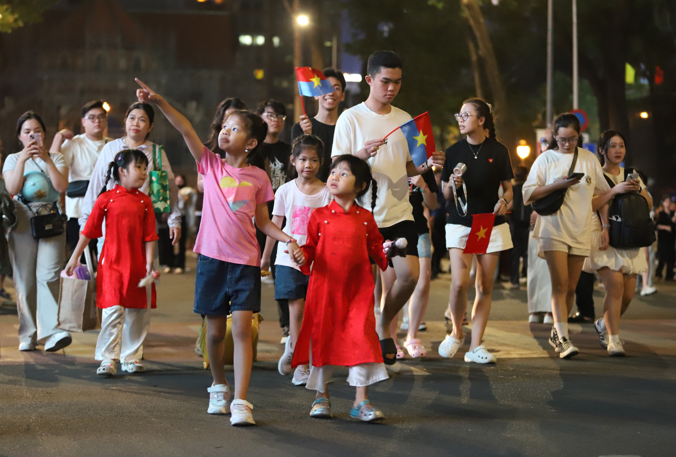 Dù phải chấp nhận gửi xe và đi bộ một quãng đường để đến điểm tổ chức sự kiện, hàng nghìn người dân vẫn nô nức đón xem buổi hợp luyện.