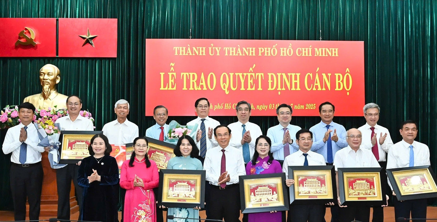Thường trực Thành ủy tặng quà tri ân đến các cán bộ chủ chốt nhận quyết định nghỉ hưu trước tuổi. Thường trực Thành ủy tặng quà tri ân đến các cán bộ chủ chốt nhận quyết định nghỉ hưu trước tuổi.